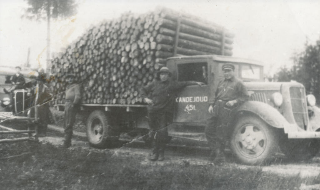 Photo (negative) Ford 0-204, owner of Ferdinand Pallo and owner of Ford 0-155 Elmar Antsov from Mõniste Municipality on May 28, 1938. Forest transport.