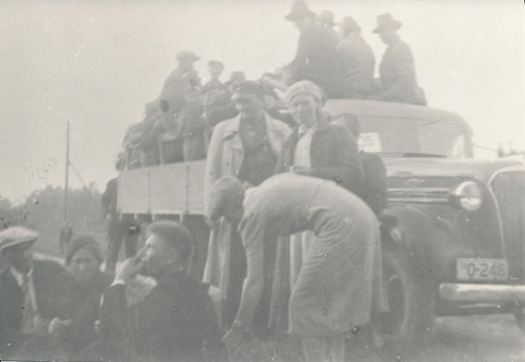 Photo (negative)Harri Kuhi and August Kuppari truck Chevrolet 0-246 in 1938 with excursions.