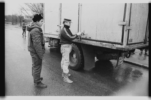Border control in Ivangorod; search for trucks