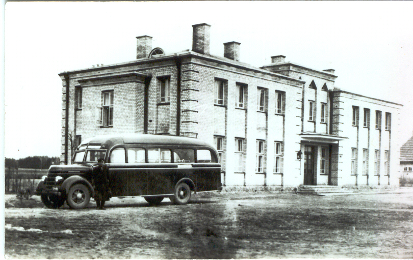 Photo and negative. Bus International, which travelled on the Võru-Põlva railway station in 1937. Põlva Railway Station