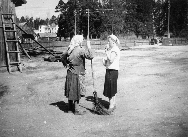 Two women, one of them with the creation in Tõrva Road Administration courtyard