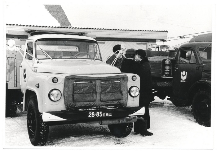 Photo. Trucks Gaz 52 and Gaz 51 In front of the EPT garages of Hiiumaa