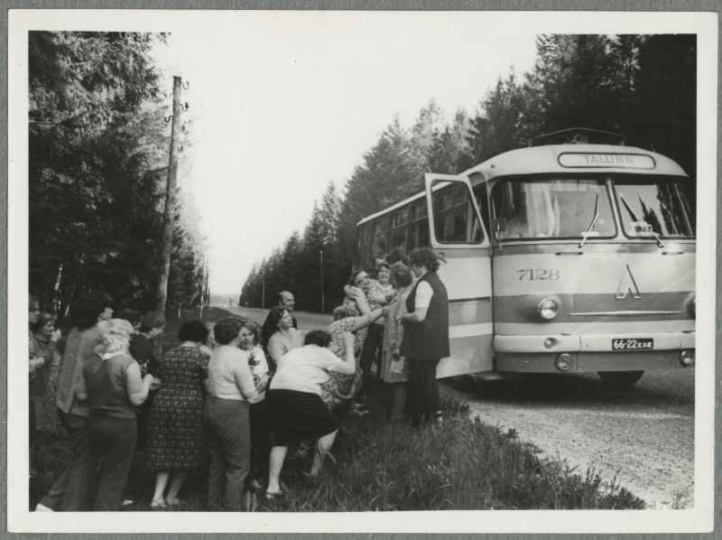 With Ella Toomsalu's colleagues on the way back from the tour of South Estonia next to the bus on Tallinn-Tartu highway near Anna