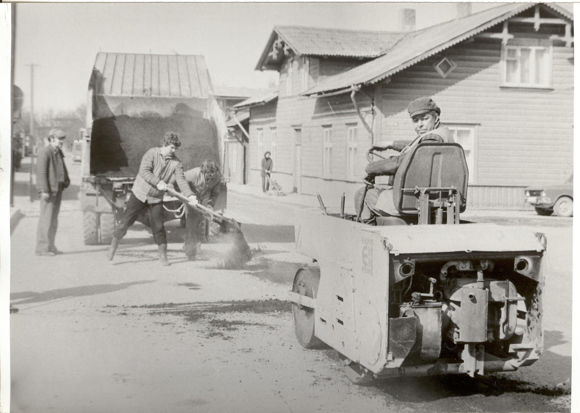 Photo, Workers of Paide Communal Companies in repairing asphalt in 1984.