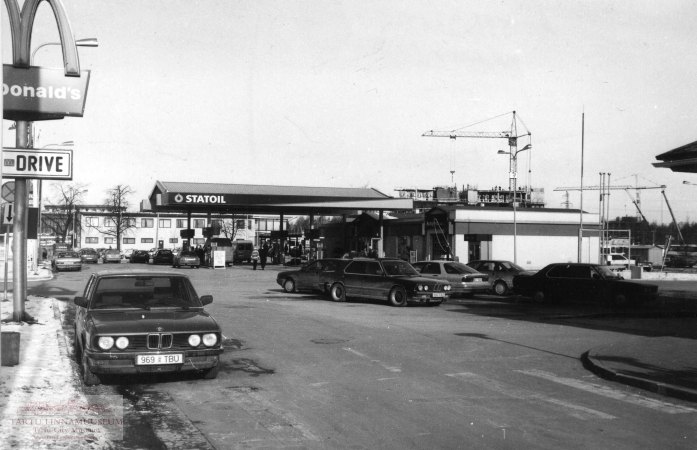 Gas station Statoil (Turu t).  Tartu, 1998. Photo Aldo Luud.