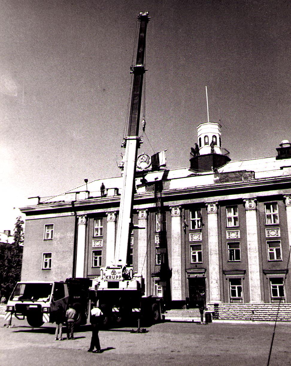 Removal of the Soviet Union symbol from the administrative building of Jõhvi. Removal of Soviet vapour from the administrative building of Jõhvi.