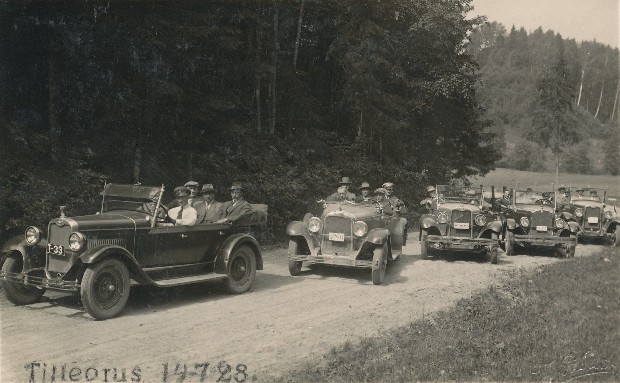 Photo.  Võru and other light passenger cars and taxis in Tilleor. 14.07.1928.in the second car, Võru rural elder August Kohver with a left cable.