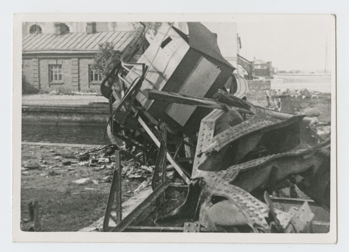 18.05.1944 crashed electric crane no.8 in the port of Tallinn