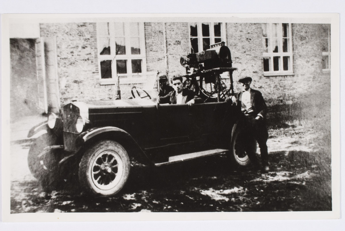 Cinema owner Endel Frey with his car "Fiat" in the company's season, and the car also has a cinema machine.