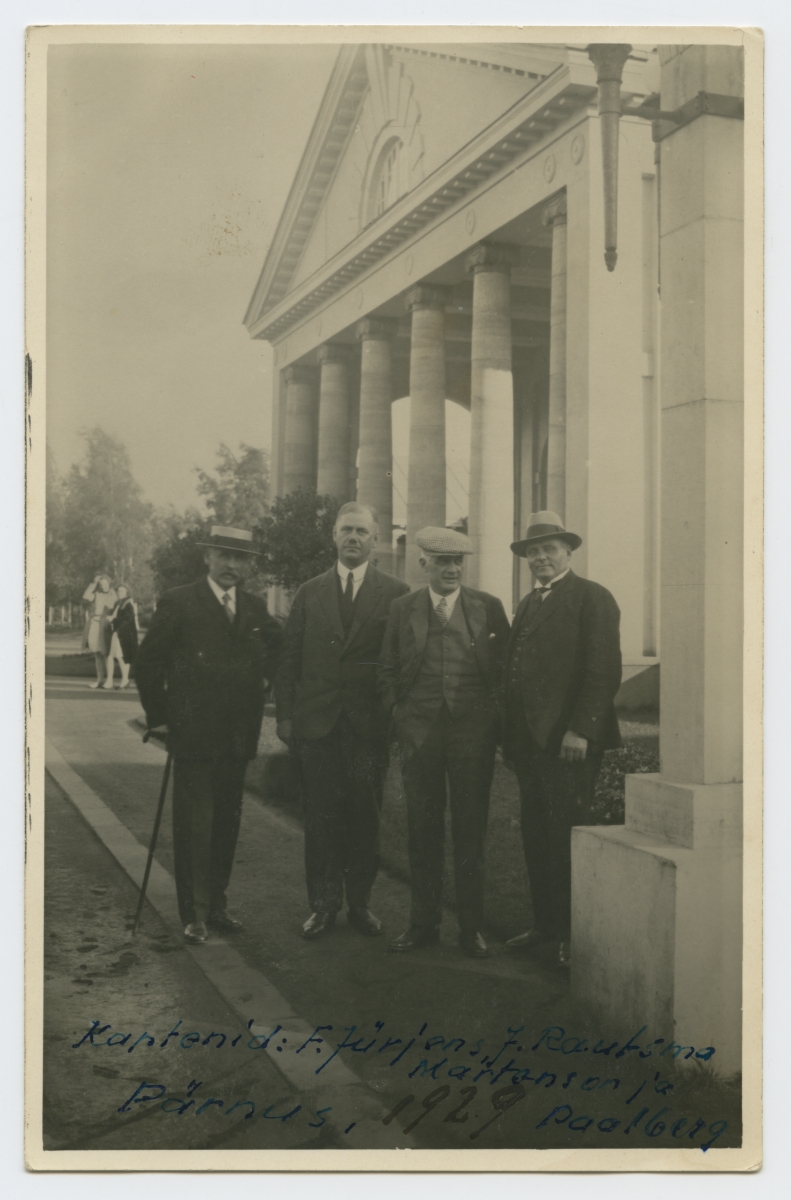 Captains F.Jürjens, J.Rautsman, Martinson and Paalberg in Pärnu in front of the mudravila