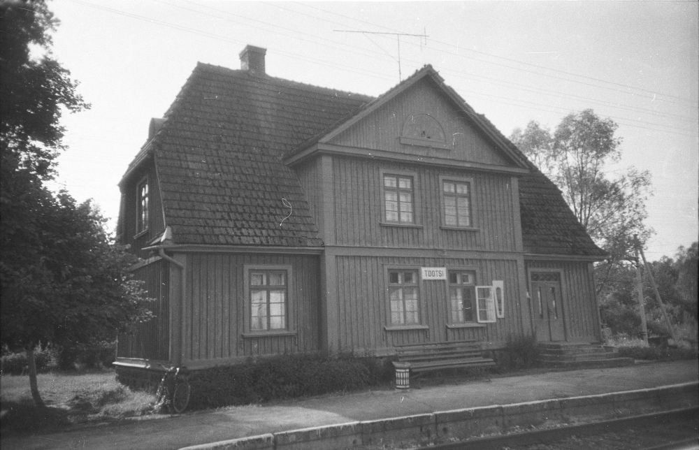 Tootsi station building
