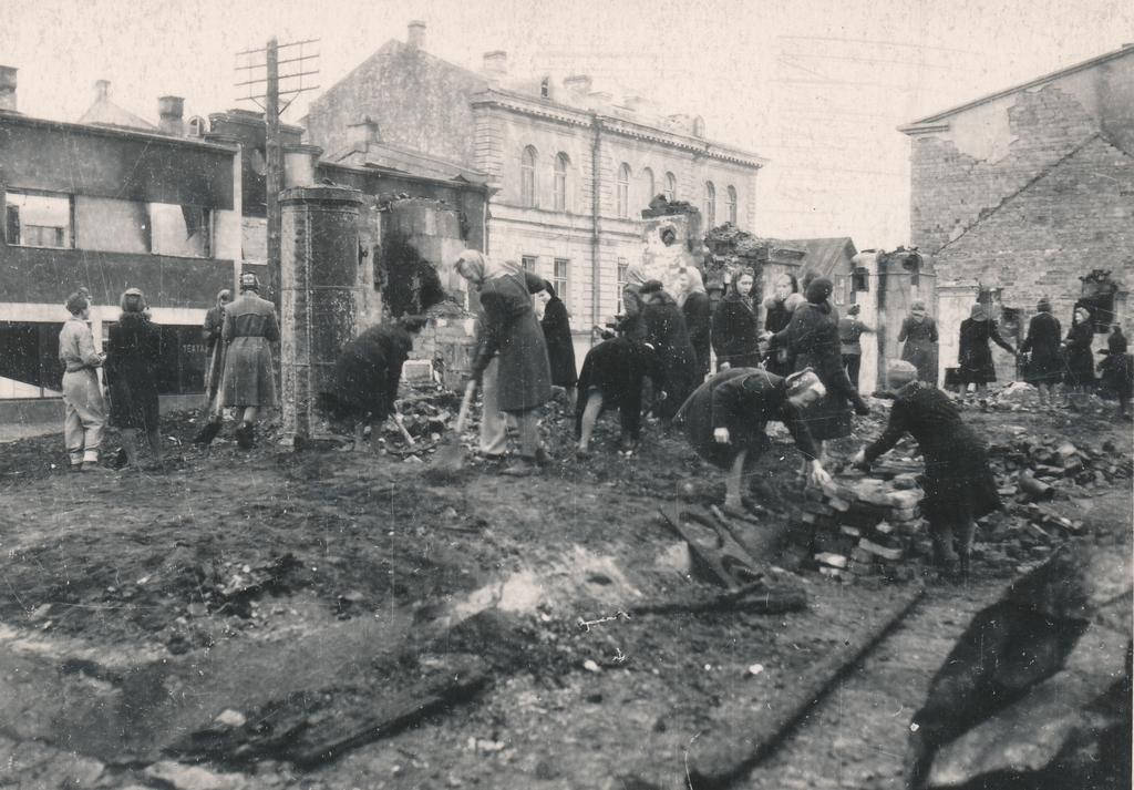 Rakvere, Cleaning of ruins on a wide street