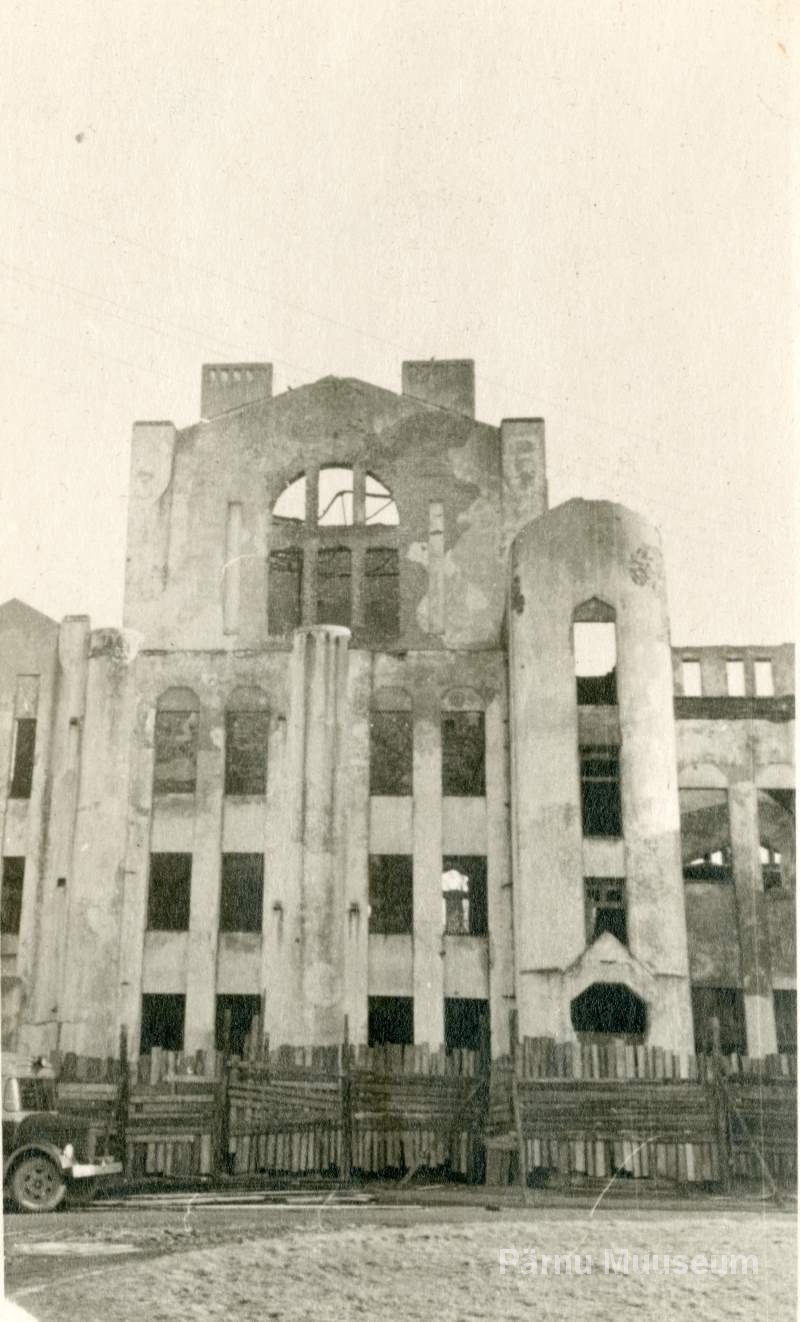 Photo, the ruins of the Pärnu "Endla" theatre before their crushing.