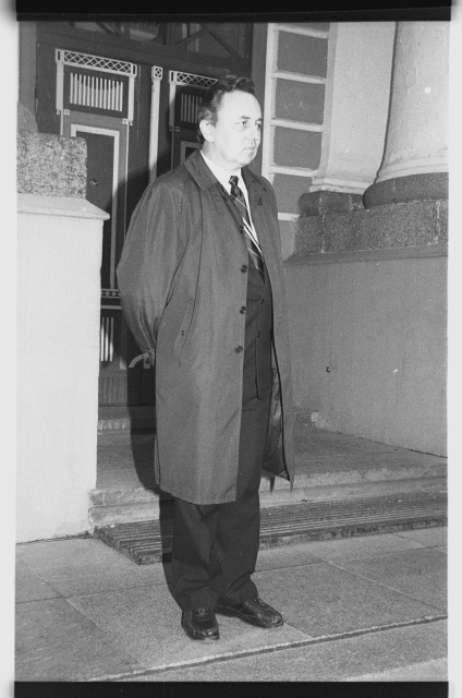 Spring Days of students 1992, Volbriöö; Rector Jüri Kärner in front of the main building of the University of Tartu