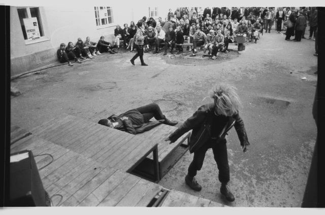 Estonian Music Black Days, bunk concert at Illegaard's courtyard; J. m. K. e. - audience