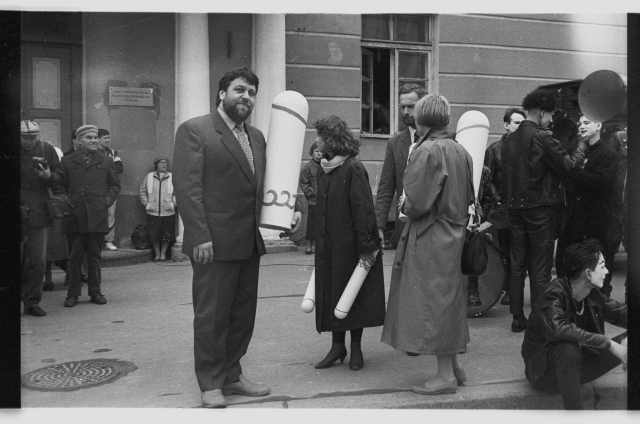 Dionysia 1992, opening of the festival at the Raekoja Square; on the left Tarmo Varendi, in the middle of Egge Kulbok