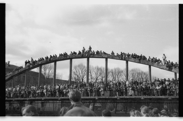 Spring Days of students 1992, in front of the boat rally Kaunase Emajõel; viewers on the Karsilla