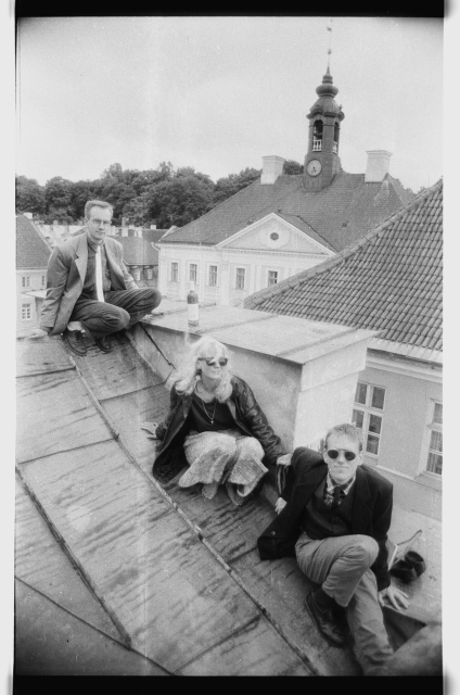 Raivo Raam (over), Õnne Pärl and Sven Karja Raekoja square on the roof of 8 houses