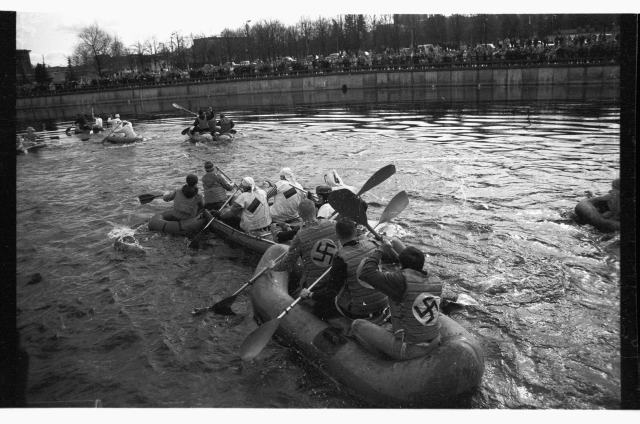 Spring Days of students 1992, in front of the boat rally Kaunas Emajõel