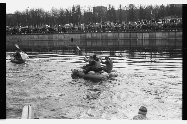 Spring Days of students 1992, in front of the boat rally Kaunas Emajõel