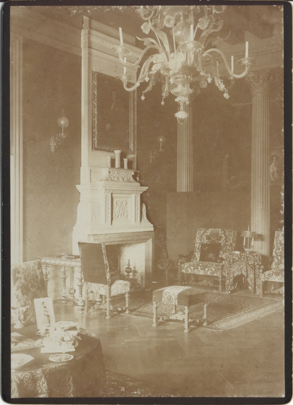 Alatskivi. Interior of the manor. On the left wall, a portrait over the fireplace, a back chair around the fireplace, a taburet and two tables; on the left corner a round table with beauty. Load crystal lenses.