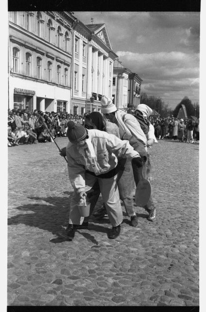 Spring Days of Students 1992, costümated jump on Raekoja Square