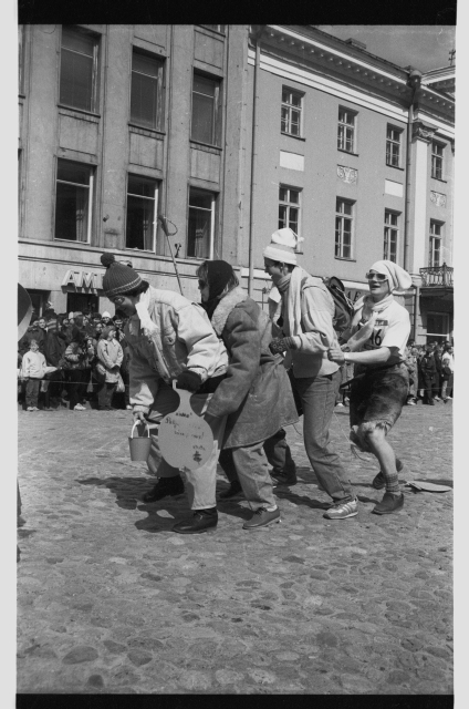 Spring Days of Students 1992, costümated jump on Raekoja Square