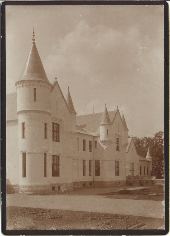 Alatskivi. Main building of the manor. View from the back; close view.