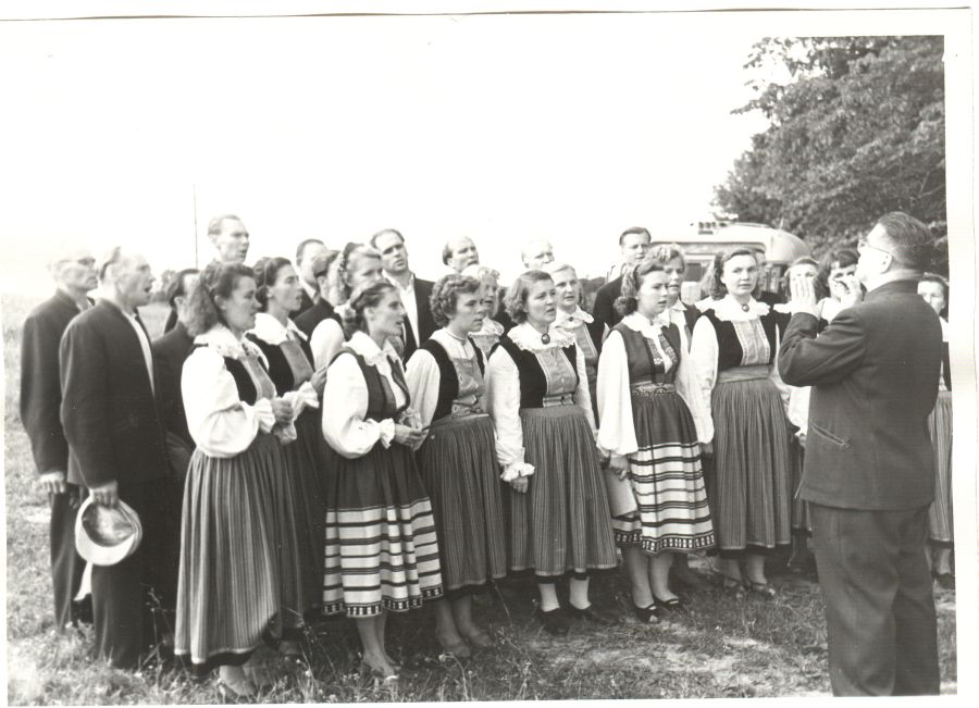 Mixed choir of Otepää Kultuurmaja August Krentsi chair at the opening of G.Wulff-Õie Memorial Axle