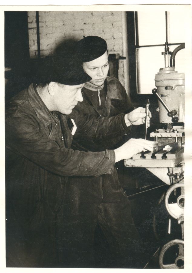 Invoices Kutsar teaches freezing for a young worker at Otepää Autoremoding Factory No. 4