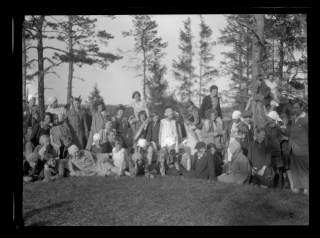Group photo at Otepää school excursion, Munamäel