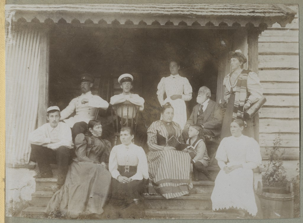 Grupp suvitajaid ukselävel / A group of vacationers on a doorstep