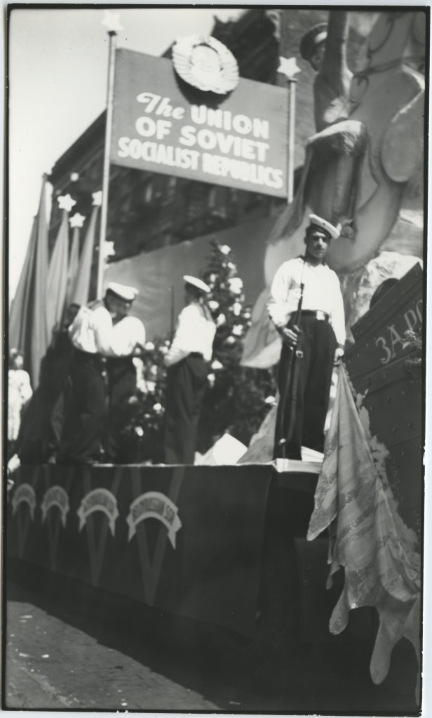 Paraadi platvorm dekoratsioonide, loosungite ja nõukogude madrustega / Demonstration float with decorations, banners and soviet sailors
