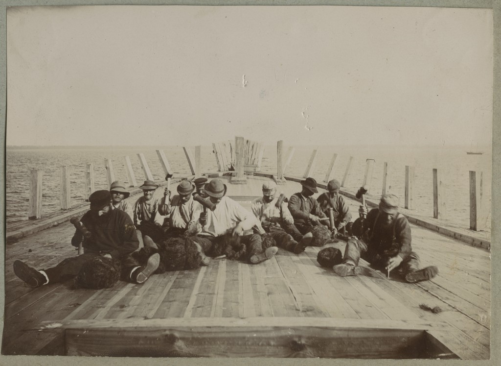 Mehed laeva ehitamas / Men building a ship