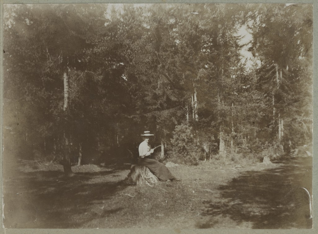 Noor naine kännul jalgu puhkamas / A young woman resting her feet on a stump