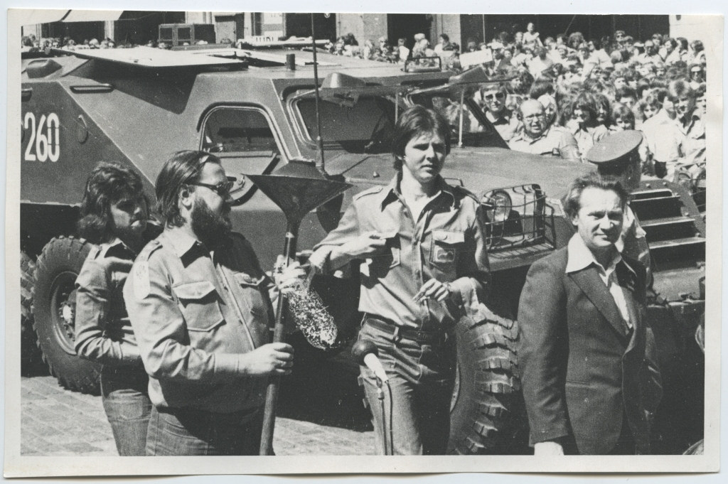 EÕM-77 töösuve avamine Tallinnas Raekoja platsil / Opening ceremony of the working summer 1977 on the Tallinn Town Hall Square