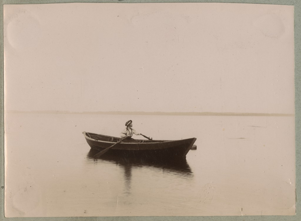 Naine aerupaadiga merel / A woman with a rowing boat on sea