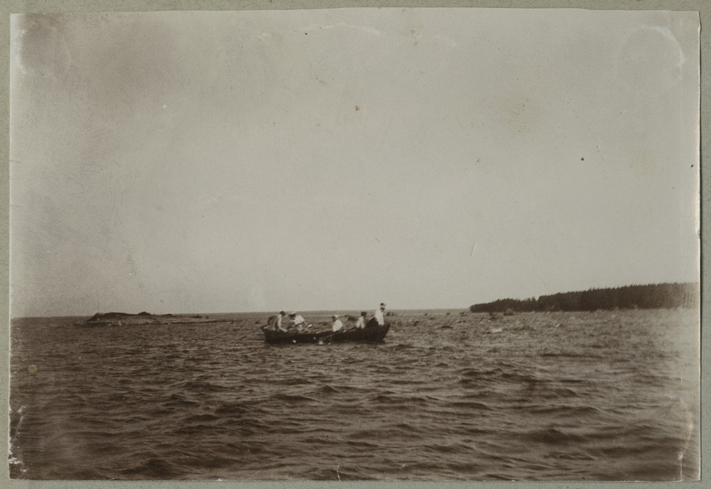 Suvitajad aerupaadiga merel / Vacationers on sea with a rowing boat