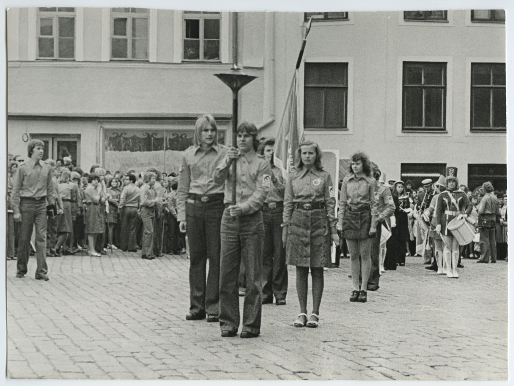EÕM-76 Töösuve avamine Tallinas Raekoja platsil / Opening ceremony of the working summer 1976 on the Tallinn Town Hall Square