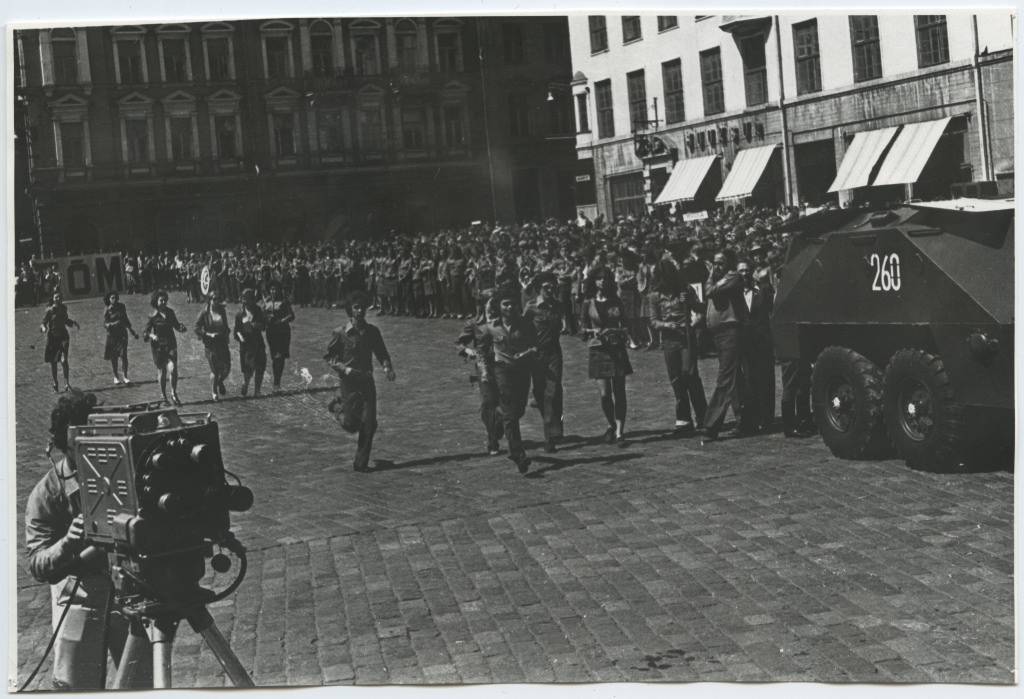 EÕM-77 töösuve avamine Raekoja platsil / Opening ceremony of the working summer 1977 on the Tallinn Town Hall Square