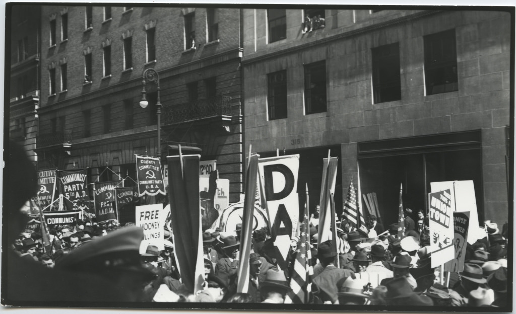 1. mai paraad New Yorgis loosungite ja lippudega / May Day parade with banners and flags, New York