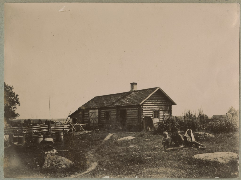 Taluõuel istuvad lapsed / Children sitting on a farmyard