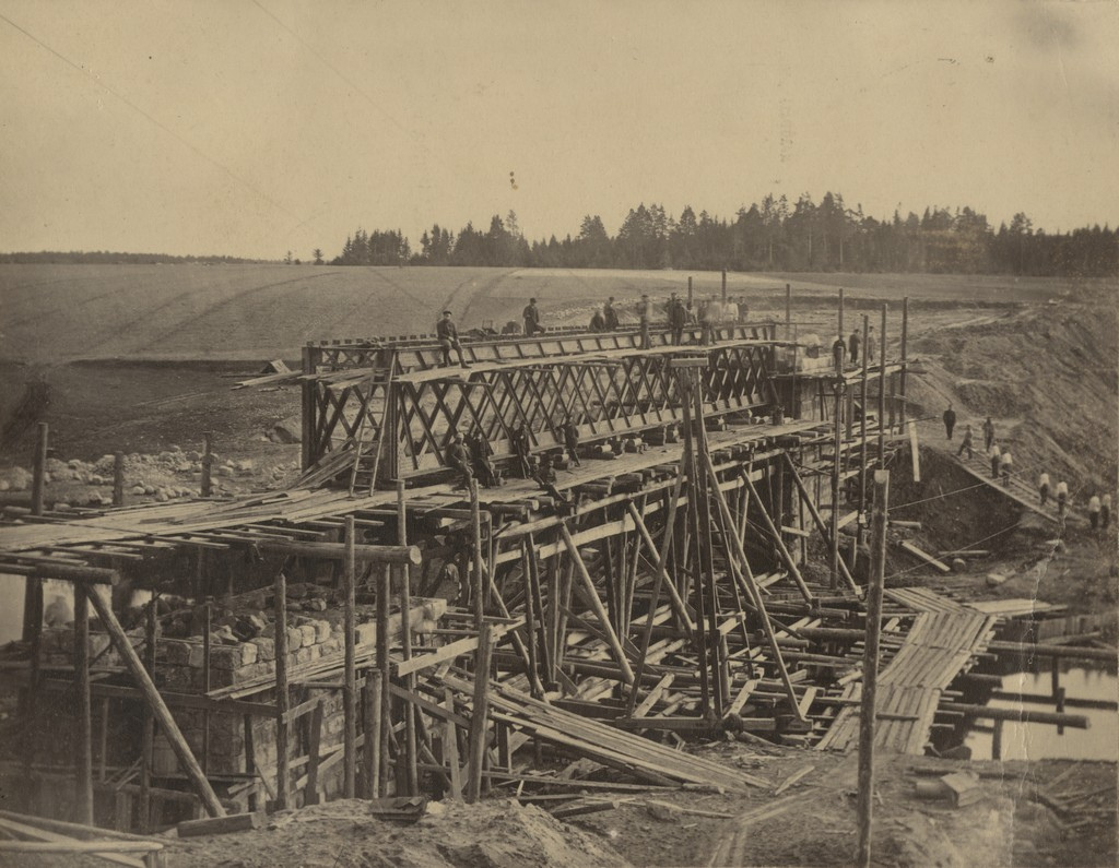 Raudteesild üle Väikese Emajõe ehitusjärgus / Railway bridge over the Väike Emajõgi River during construction