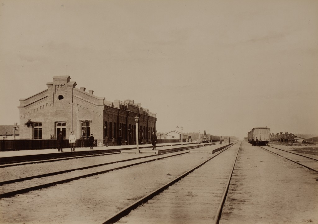 Valga raudteejaam rööbaste poolt vaadatuna / Valga train station, rail side view