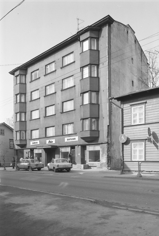 Apartment building with stores in Luise 22 in Tallinn, view of the building. Architect Eugen Sacharias