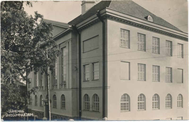 Photo postcard. Läänemaa Ühisgümnaasiumi building Wiedemanni t. 1930s. Photo: J. Grünthal. 9*13,9