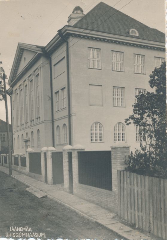 Photo postcard. Läänemaa Ühisgümnaasiumi building Wiedemanni t. 1930s. Photo: J. Grünthal. 11,8*8,2