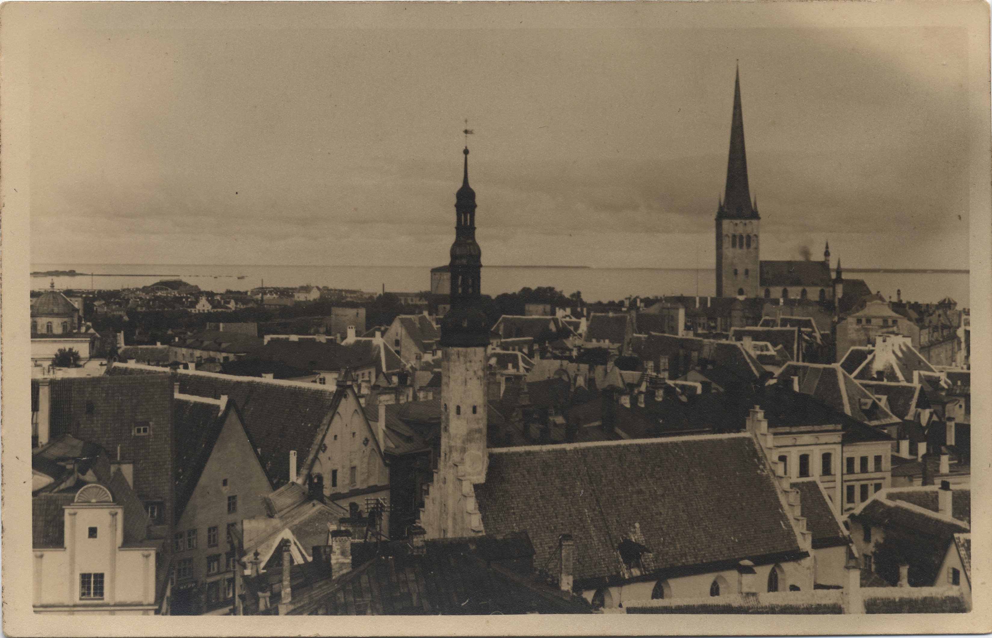 Tallinn : view of Raekoja tower = Reval : Blick vom Rathaustorm