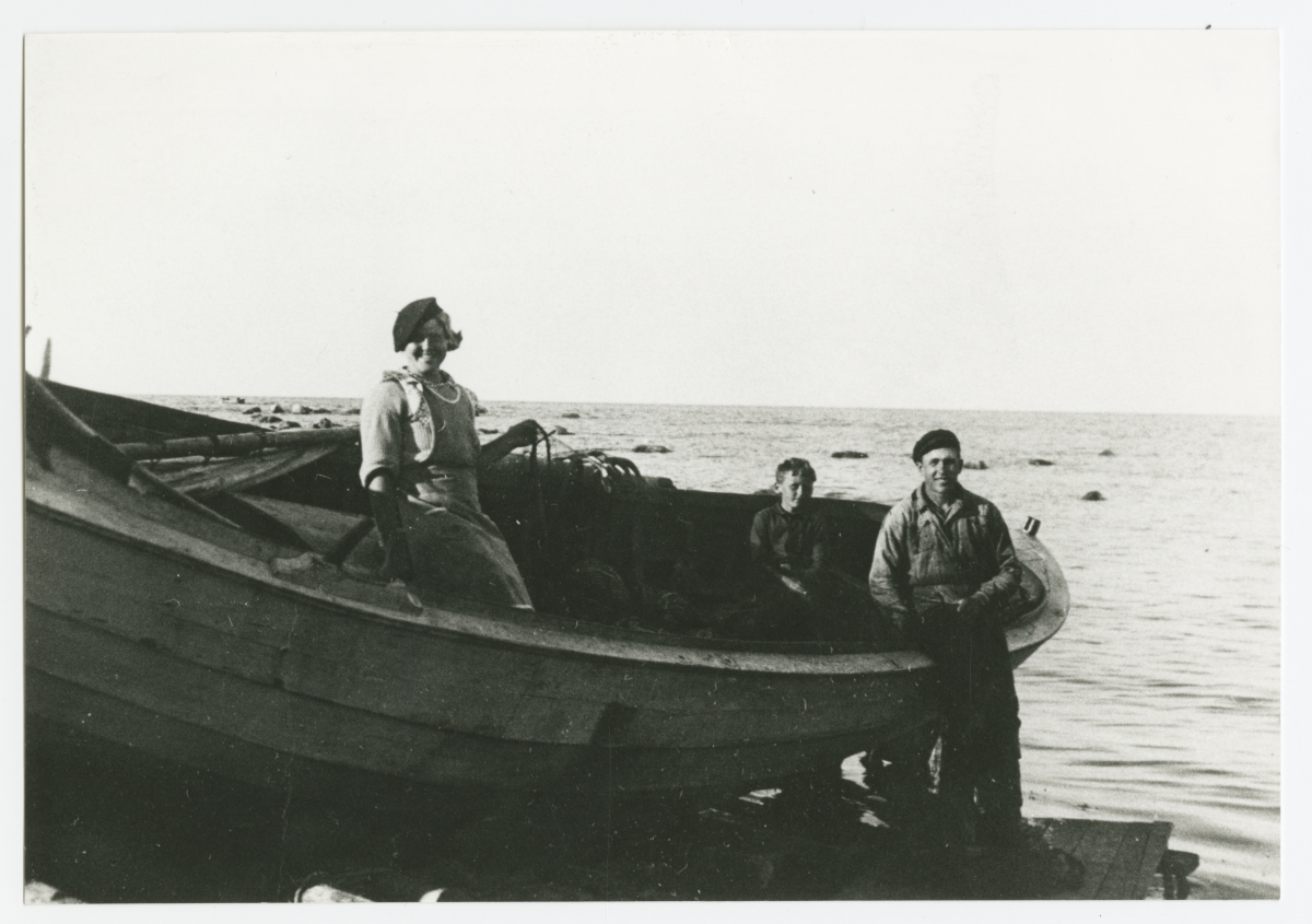 Fishermen with boat in Naissaare port