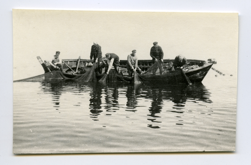 Kihnu fishermen in net fishing
